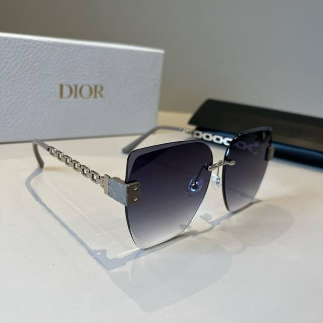 Dior sunglasses, sunglasses you'll want to weld onto your face. High-quality pro