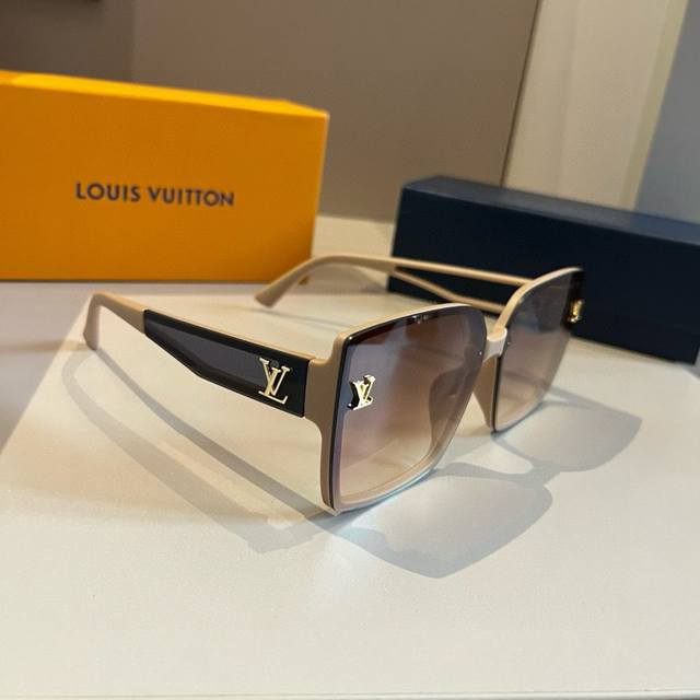 LV women's sunglasses, stylish and flattering, make your face look smaller. The