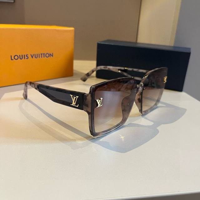 LV women's sunglasses, stylish and flattering, make your face look smaller. The