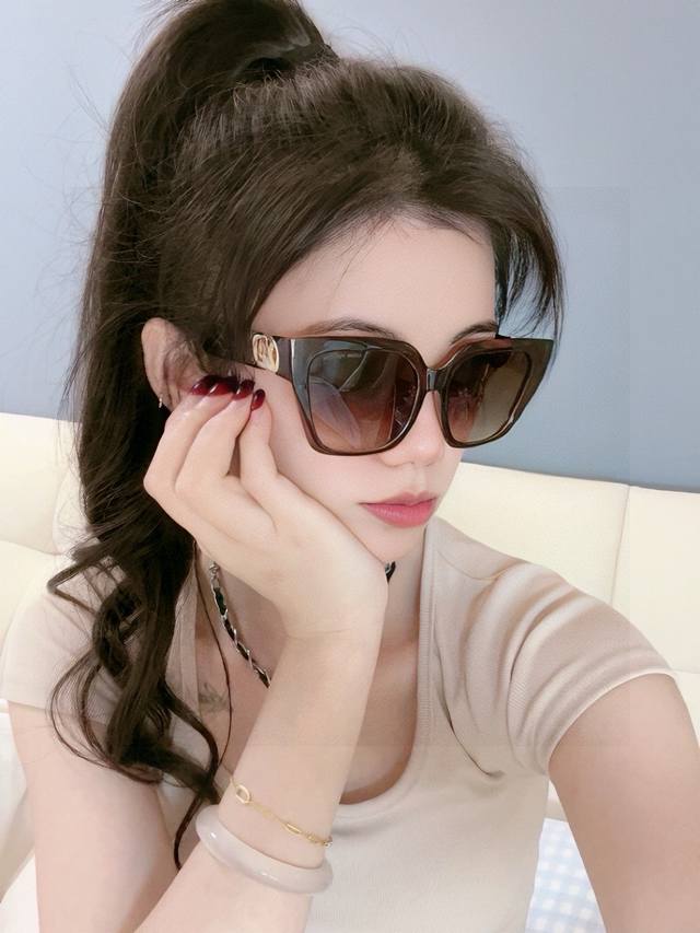 Lv 2025 New Women's Square Frame Sunglasses Driving Sunglasses, Stylish, Comfort