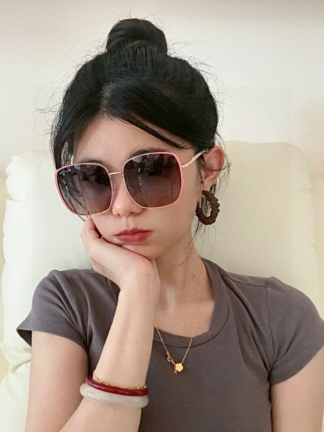 Chanel 2025 New Style: Stylish and Versatile Large Square Sunglasses with a Chic