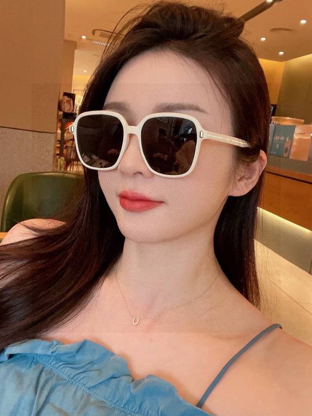 Gucci GG square-frame sunglasses, perfect quality, unique design, suitable for a