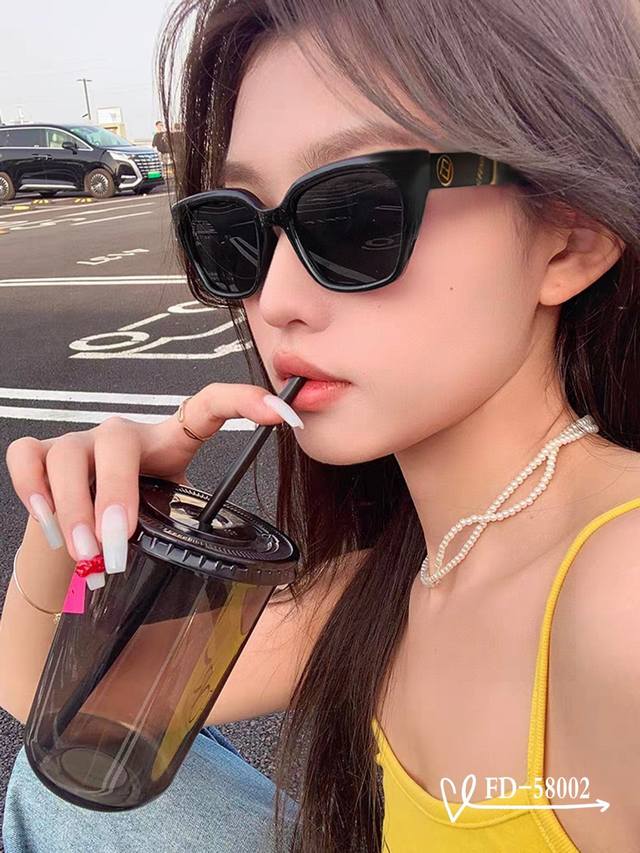 Italian Fendi - Polaroid Resin Polarized Lenses. Tr90 Frame, Lightweight and Com