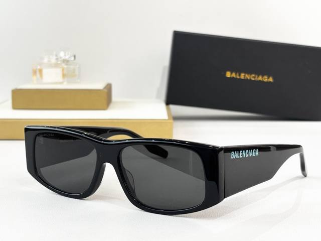 Balenciag* Model: Bb0100S Size: 58 ports 16-145 Ddd