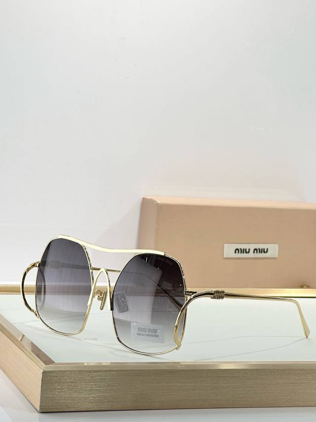 Miumiu Mod: Smua55 Size: 57-18-150 Ddd