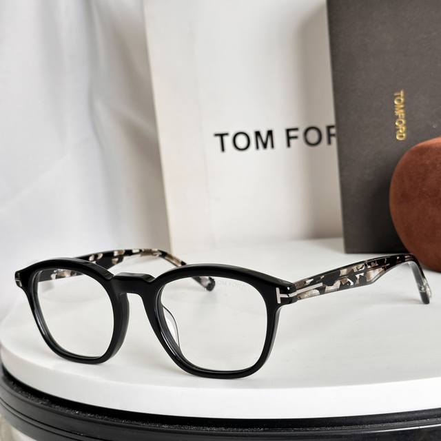 Tom For* Model: Ft6033Size: 51 ports 22-145 Ddd