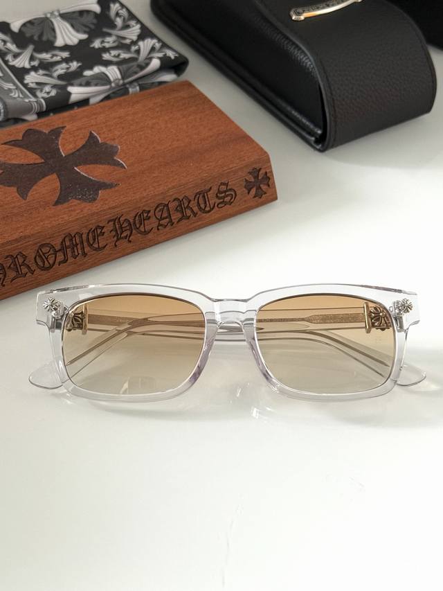 Same as in department stores! A high-quality replica of the original Zeiss lens,