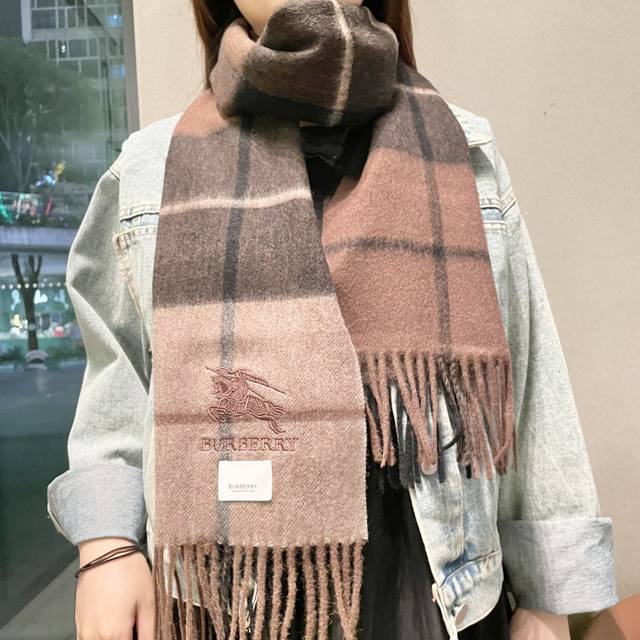 Burberry's latest scarf, a super gentle and stylish double-sided design perfect