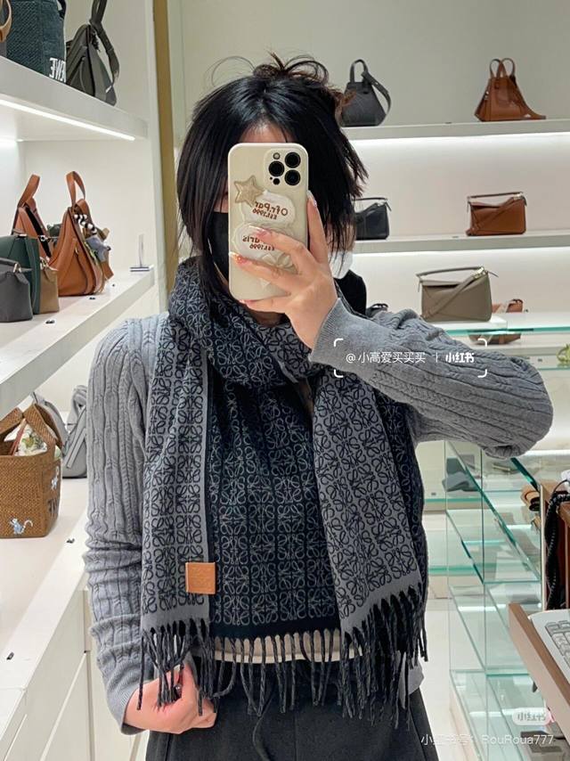 Top-quality unisex Loewe scarf for men. I was lucky enough to get my hands on th