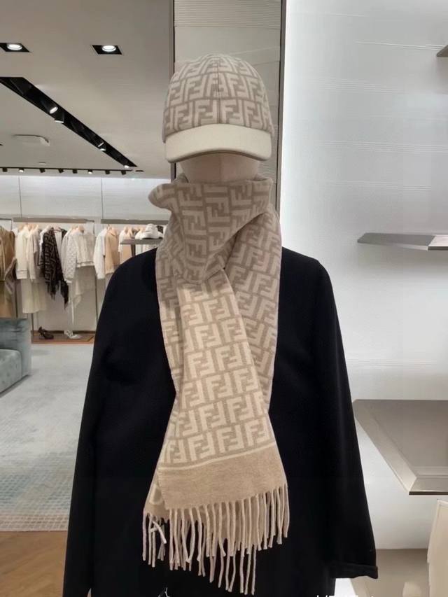 High-quality items, look here! This is the hottest Fendi scarf of the year, the