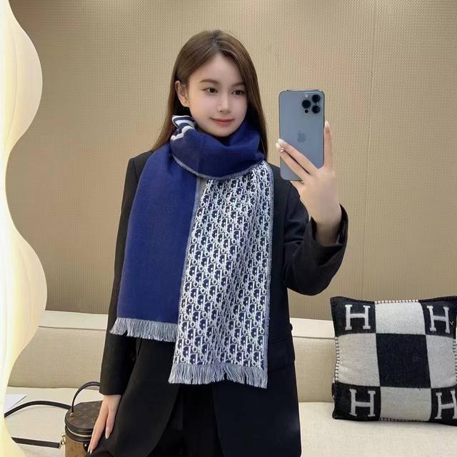Dior's latest scarf, unisex, retails for 4500 RMB, a must-buy! Looks great on wo