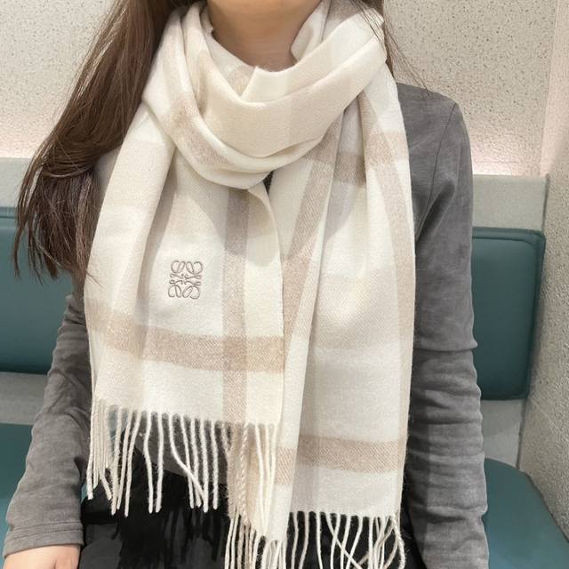 Top-quality original unisex Loewe scarf. I was lucky enough to get my hands on t