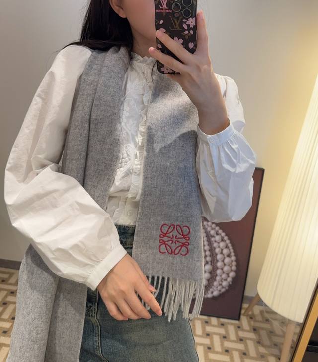 New Arrival! Loewe's rare gentle color scheme, understated yet elegant. Highly r