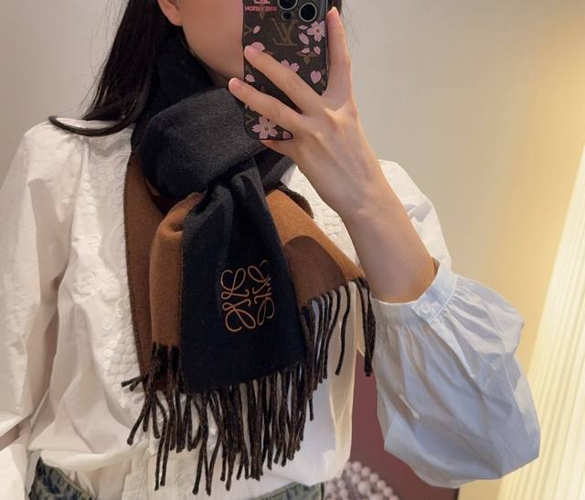 New Arrival! Loewe's rare gentle color scheme, understated yet elegant. Highly r