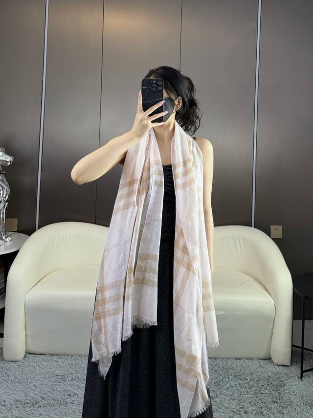 The highly anticipated Burberry classic version with the iconic horse embroidere