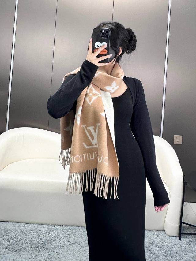 Classic Louis Vuitton style in stock! 100% cashmere fabric! Unbeatable price, yo