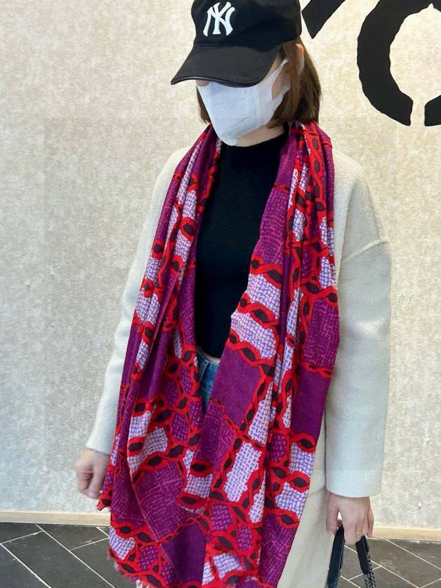 Highly recommend this new Burberry item from the French boutique! The exquisite