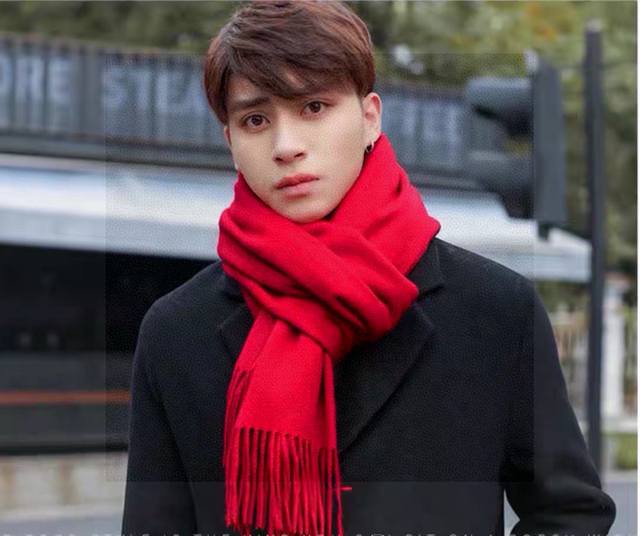 Prada's latest couple scarf, elegant and simple, is the perfect choice for succe