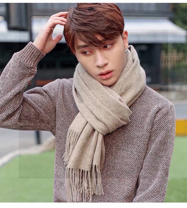 Prada's latest couple scarf, elegant and simple, is the perfect choice for succe