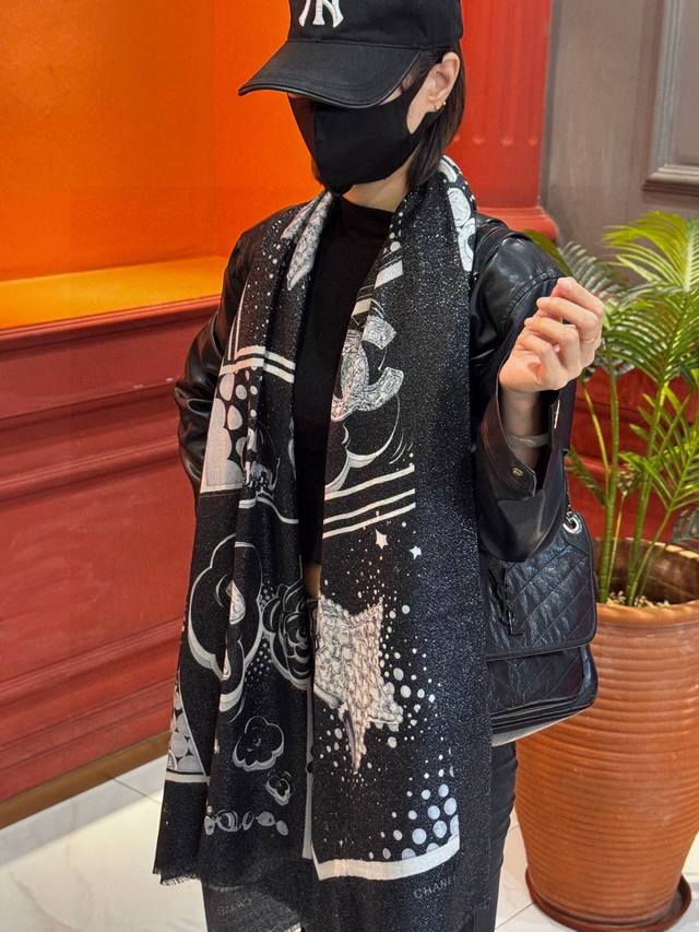 This Chanel cashmere scarf, a new arrival from our boutiques, is incredibly popu