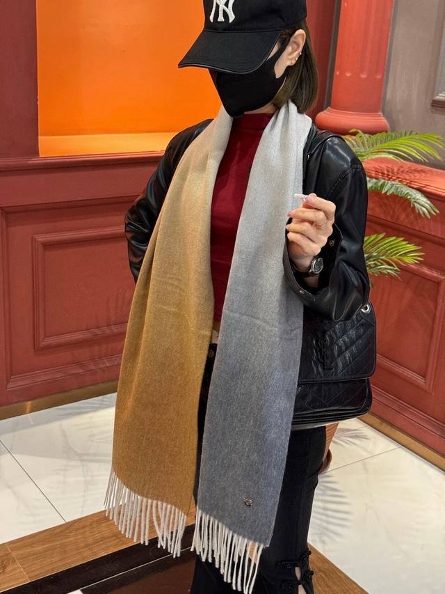 So beautiful! This Piana couple's scarf is gorgeous, I'll scream! The latest sty