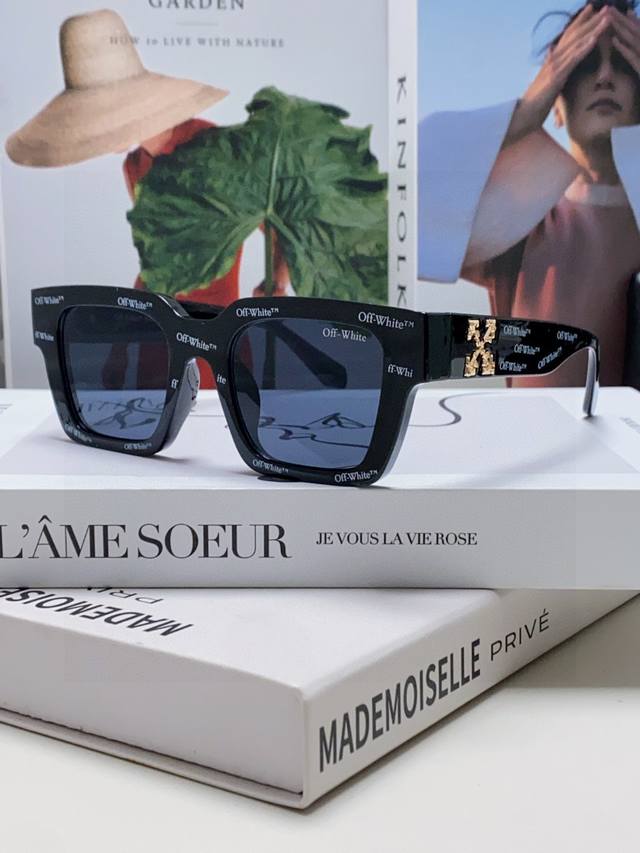 Off-White's latest design style, original custom quality, it encompasses almost