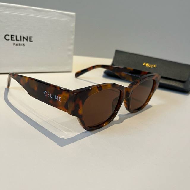 Celine narrow-frame sunglasses, a must-have for fashionistas! Today's top recomm
