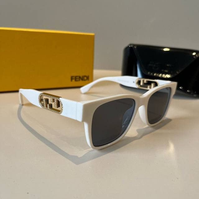 Fd Fendi sunglasses are always a safe bet, I love them! Sunglasses trendsetter n