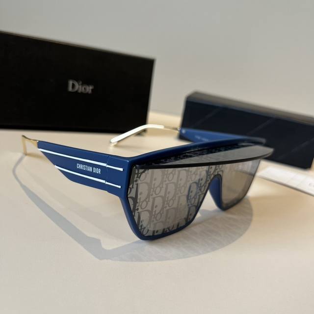Christian Dior Dior Ddd's new outdoor sports sunglasses released this year. Thes