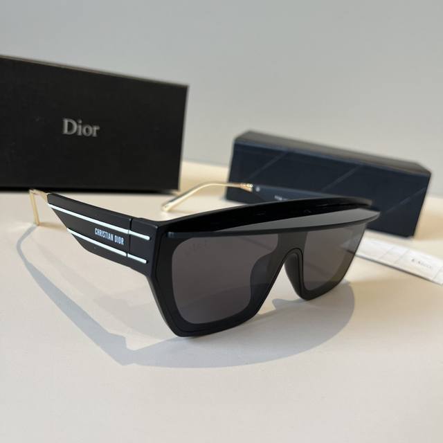 Christian Dior Dior Ddd's new outdoor sports sunglasses released this year. Thes