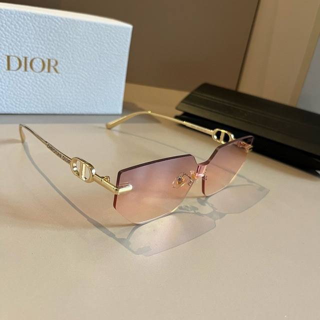 Dior sunglasses, sunglasses you'll want to weld onto your face. High-quality pro
