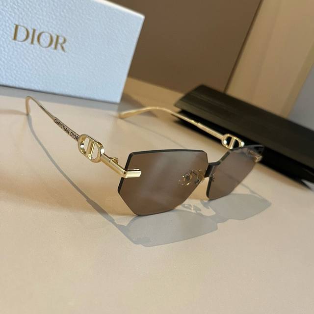 Dior sunglasses, sunglasses you'll want to weld onto your face. High-quality pro