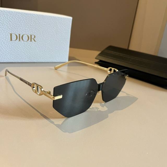 Dior sunglasses, sunglasses you'll want to weld onto your face. High-quality pro