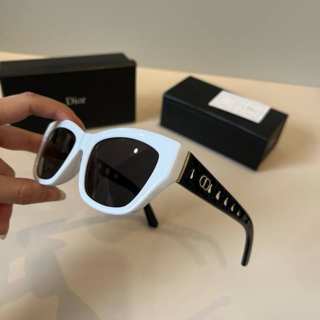 Dior sunglasses, sunglasses you'll want to weld onto your face. High-quality pro