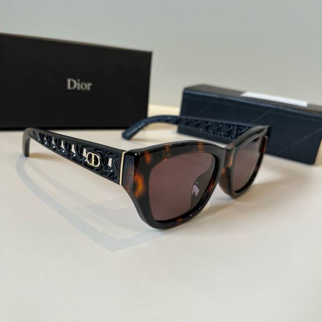Dior sunglasses, sunglasses you'll want to weld onto your face. High-quality pro