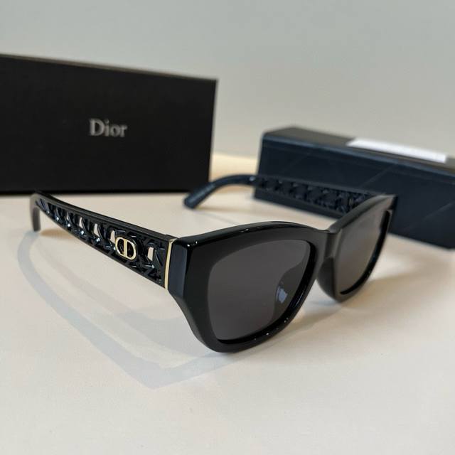 Dior sunglasses, sunglasses you'll want to weld onto your face. High-quality pro