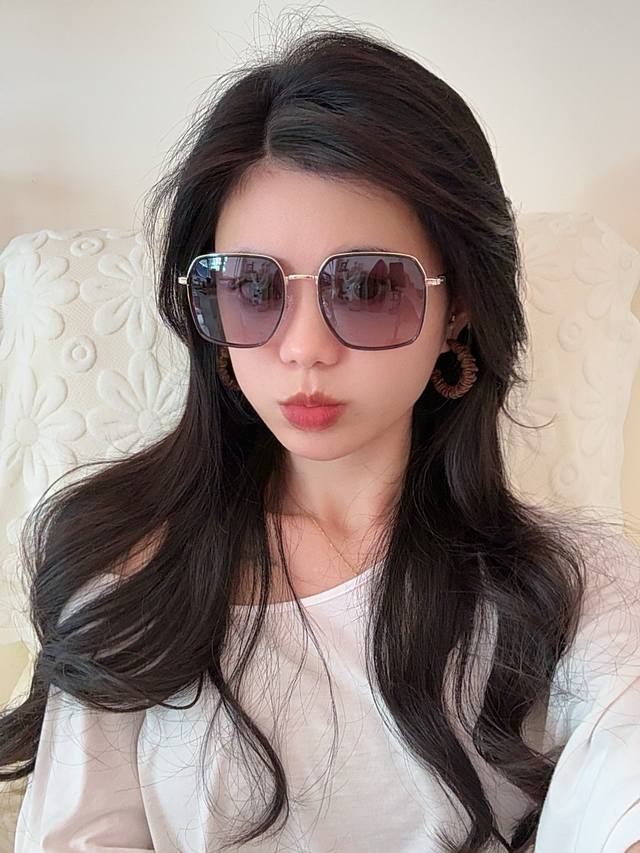 Polarized Gucci lenses. The classic square frame design suits all face shapes an