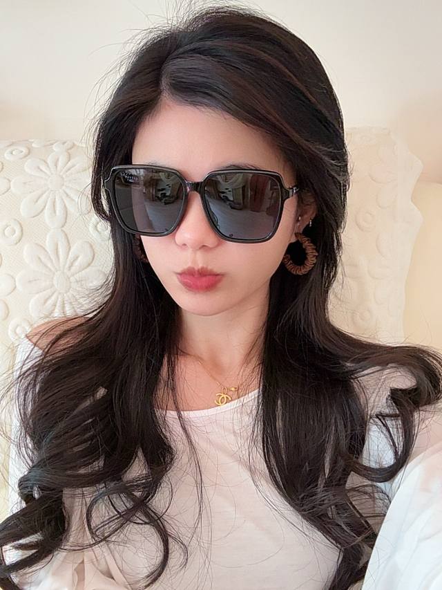 Gucci New One-Piece Driving Sunglasses - A Must-Have for Outings, Popular with C