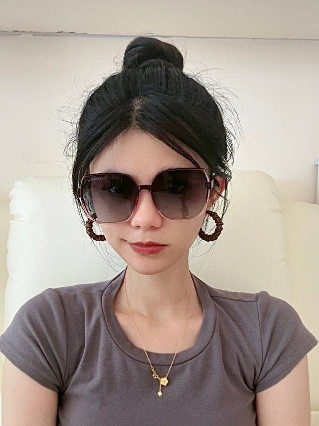 Tr Polarized Chanel Oversized Sunglasses. Classic square frame design, flatterin