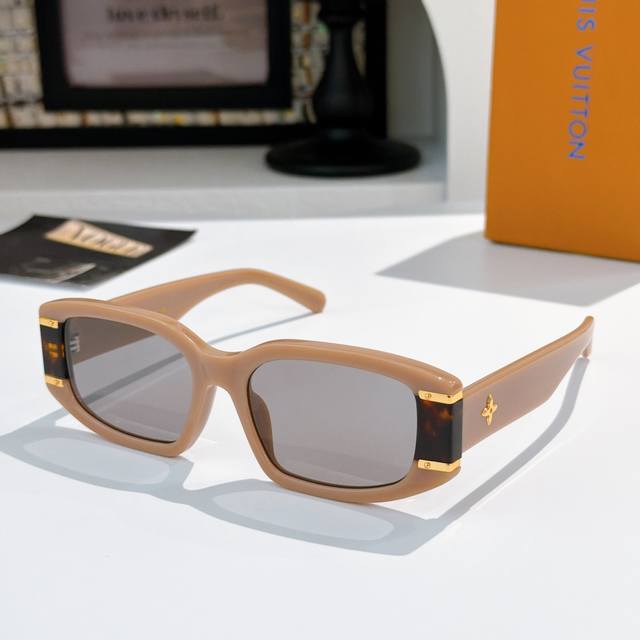 Louis Vuitton* Model: Z2937U Size: 55 ports 17-140 Ddd