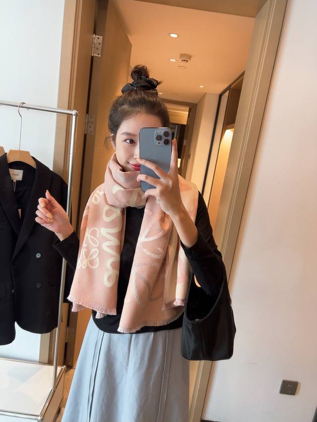 Loewe's exquisite and gentle color scheme is absolutely captivating. It exudes a