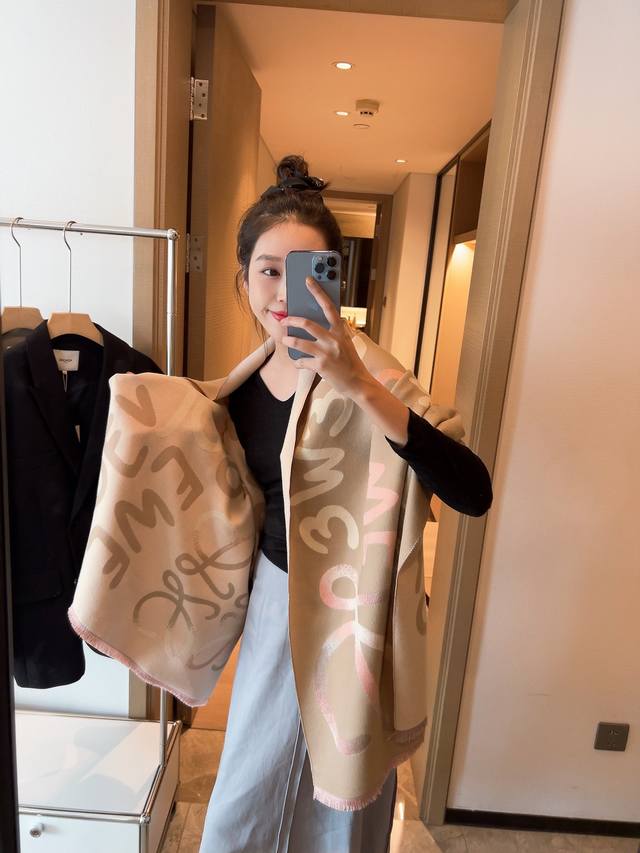 Loewe's exquisite and gentle color scheme is absolutely captivating. Its underst