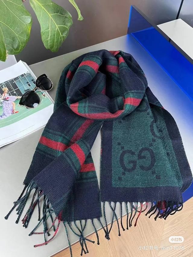 Gucci's new wool scarf is simply made for winter! 100% wool, 190x33cm. Different