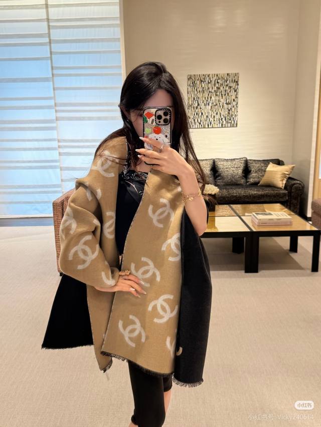 602650 The hottest Chanel large logo shawl, a reversible design for different st