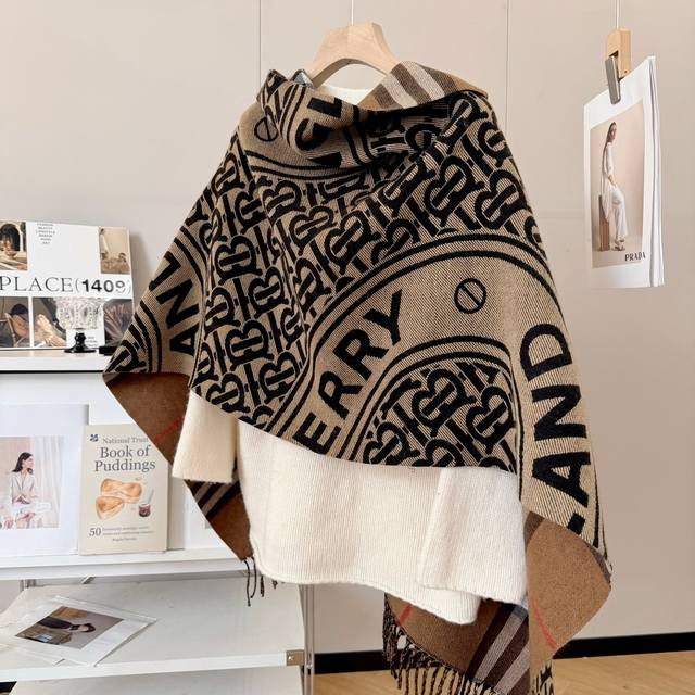 This double-sided scarf is absolutely gorgeous! It's so stylish and charming, a
