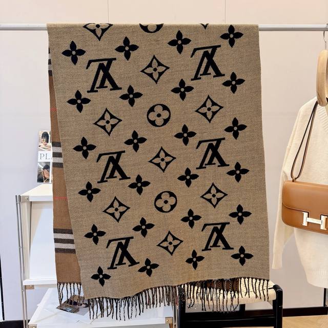 This double-sided scarf is absolutely gorgeous! It's so stylish and charming, a