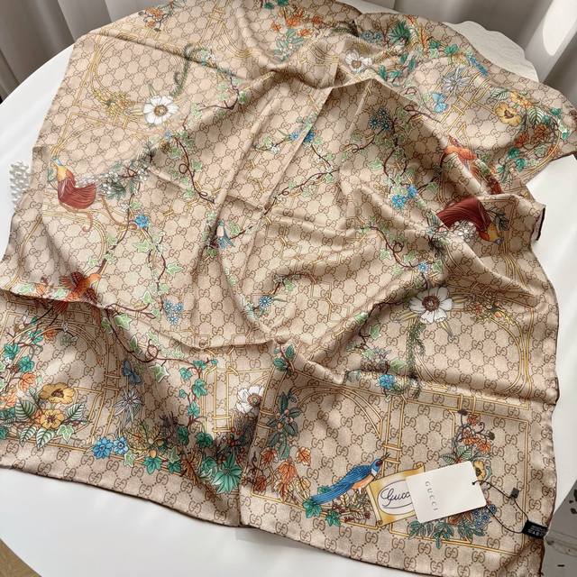 Sgc2416 Original 90cm square scarf. The brand's signature pattern shines brightl