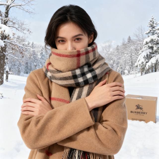 Burberry official website synchronized new women's shawl, classic cashmere check