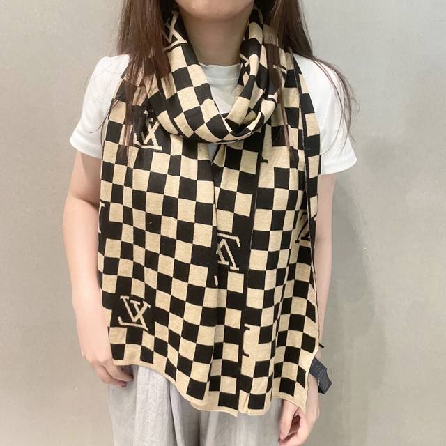 Hot Selling Item Arrives! LV Classic Checkerboard Scarf, Unisex. Soft and comfor