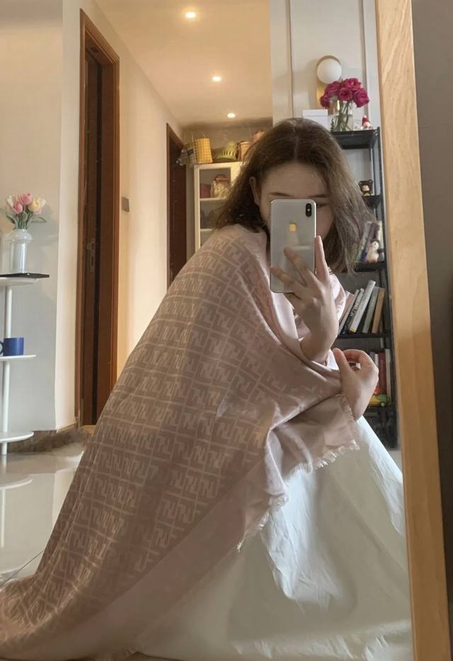 25 New Ff Gold and Silver Jacquard Shawl Size: 140X140Cm Material: 45% Wool, 45%